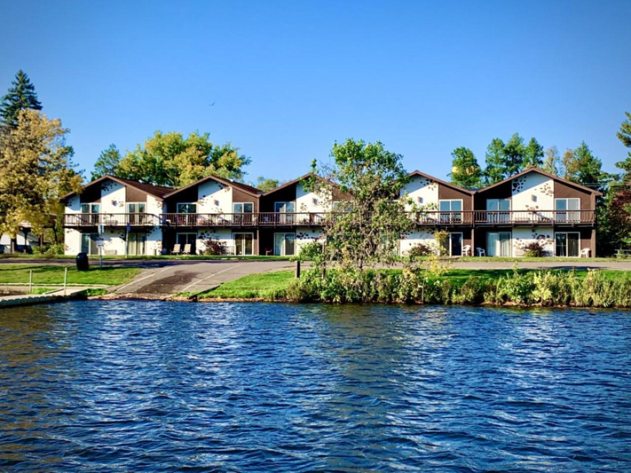 Bridge Inn Tomhawk - 2Nd Floor, 1 King Size Bed, Balcony, River View Tomahawk 외부 사진
