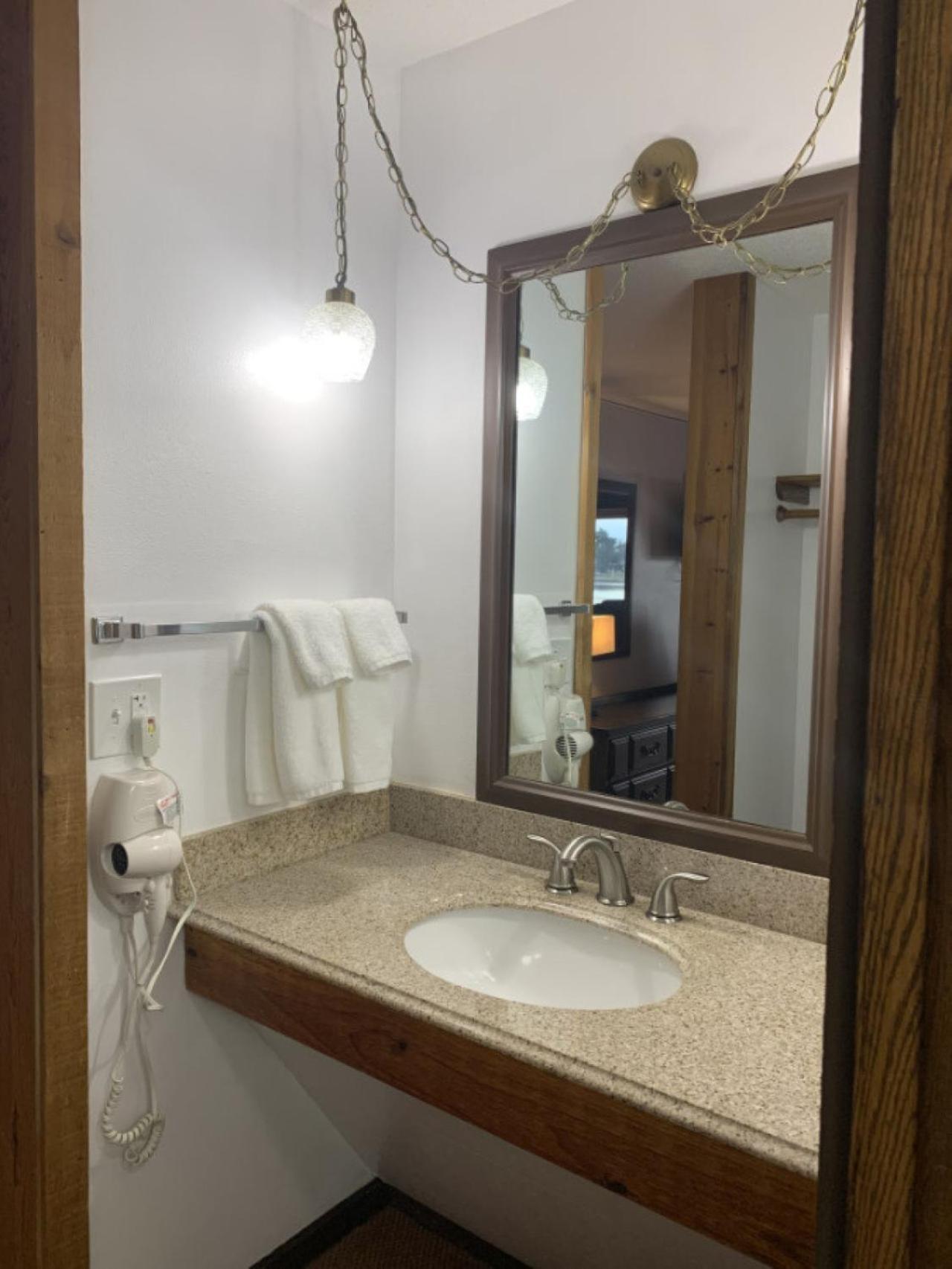 Bridge Inn Tomhawk - 2Nd Floor, 1 King Size Bed, Balcony, River View Tomahawk 외부 사진