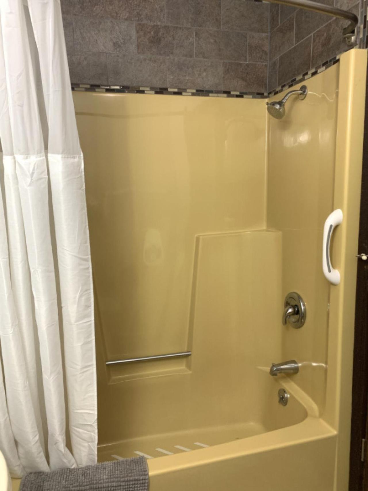 Bridge Inn Tomhawk - 2Nd Floor, 1 King Size Bed, Balcony, River View Tomahawk 외부 사진